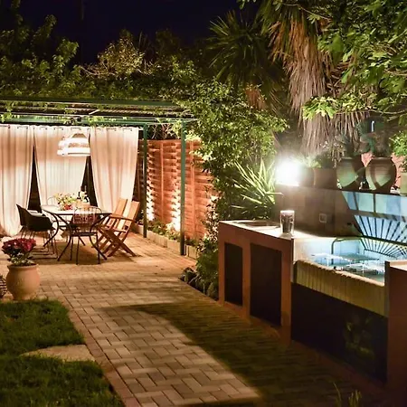 فيلة The Red House In ذيسْخا