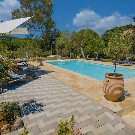 The Red House In וילה