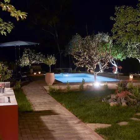 فيلة The Red House In